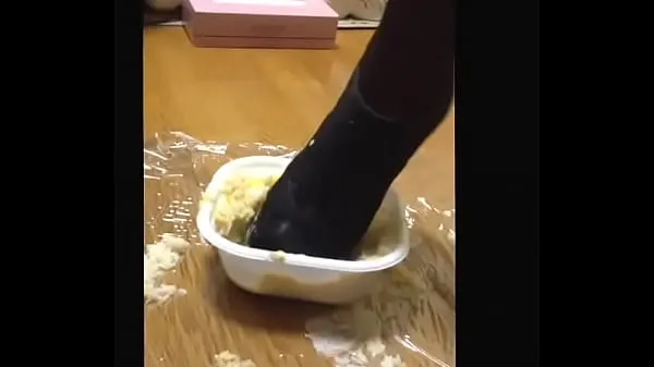 Visa fetish】Bowl of rice topped with chicken and eggs crush Heels färska videor