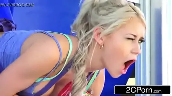 Afficher blonde chaude servant des hot-dogs et baisée en même temps nouvelles vidéos