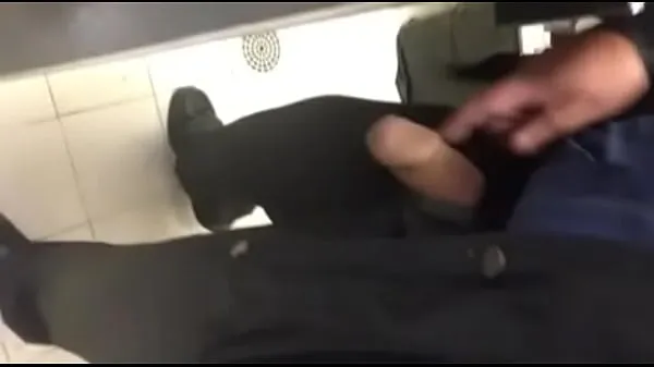 Εμφάνιση CROWN HITTING WICKED UP AND JOKING IN THE PUBLIC BATHROOM φρέσκων βίντεο