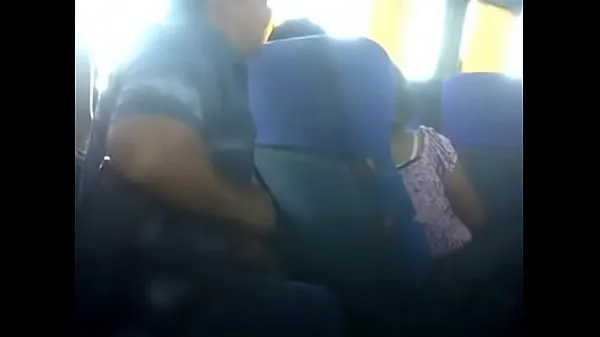 Mostrar mulher tateando seu bigode no ônibus. 3 GP vídeos recentes