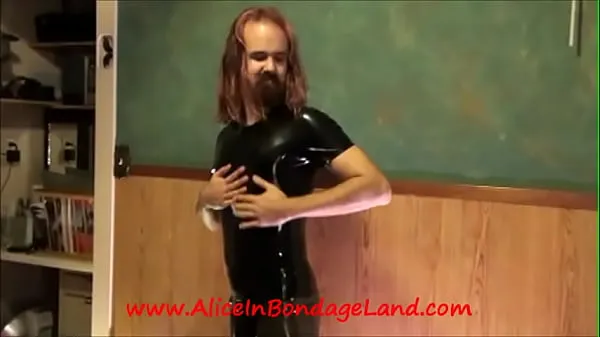 Mostrar Latex Fetishist Rubber Gummi Interview Behind the Scenes AliceInBondageLand vídeos nuevos