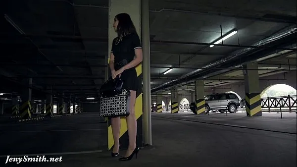 Afficher Jeny Smith huilant son corps nu dans un parking public nouvelles vidéos