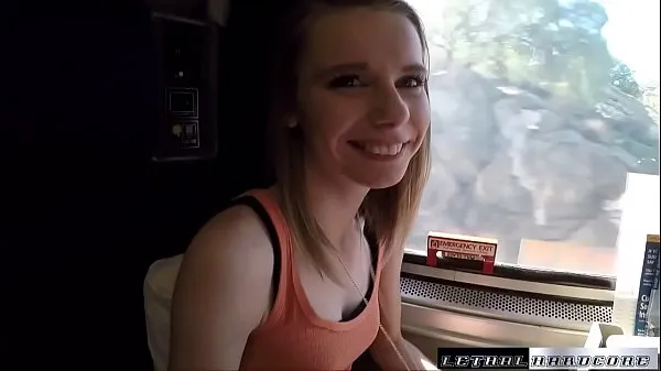 Prikaži Catarina gets her teen Russian pussy plowed on a speeding train svežih videoposnetkov