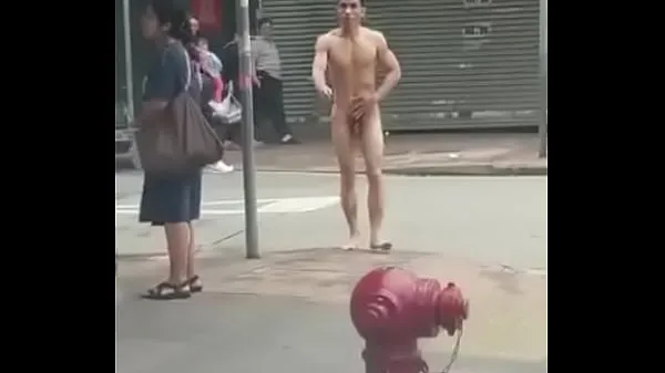 عرض nude guy walking in public مقاطع فيديو حديثة