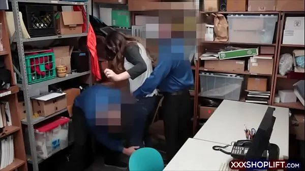 Afficher Une jolie jeune fille brune s'est fait prendre et a été emmenée au bureau d' dans les coulisses où elle a été baisée par les deux agents du LP nouvelles vidéos