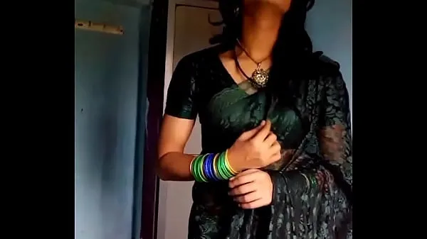 Εμφάνιση Crossdresser in green saree φρέσκων βίντεο