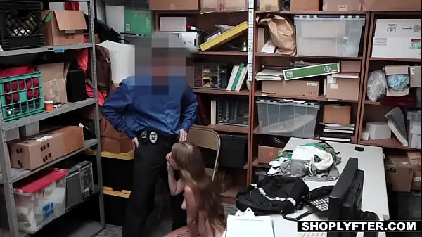 Prikaži Sexy Petite Shoplifter Alyce Anderson Fucked By Security Officer svežih videoposnetkov