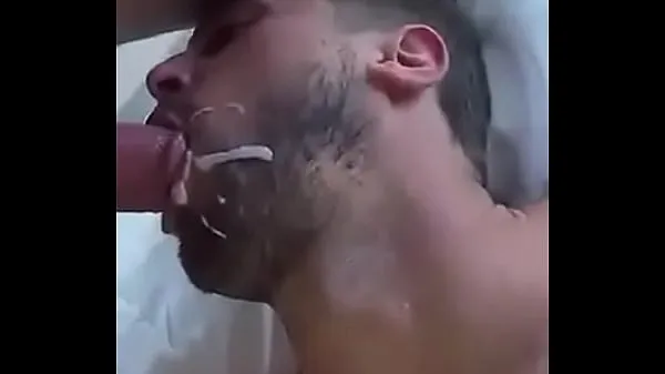 Mostrar Hombre desayunando leche en la cama vídeos nuevos