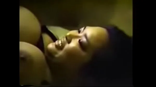 Afficher Femme cornée potelée partagée nouvelles vidéos