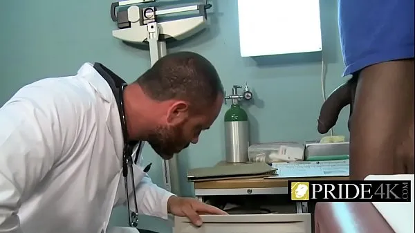 Prikaži Kinky gay doctor checking royal black rod svežih videoposnetkov