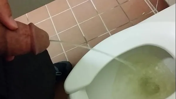 Pissing in another public toilet تازہ ویڈیوز دکھائیں