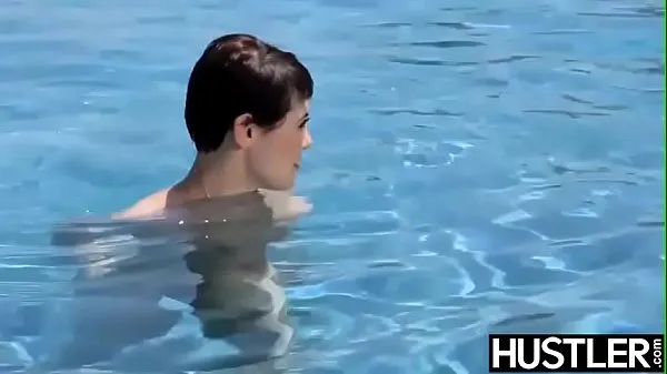 Afficher Pixie cum shot après le forage de la piscine nouvelles vidéos