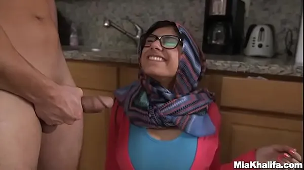 Afficher MIA KHALIFA - Une star du porno arabe joue avec sa chatte sur sa webcam pour ses fans nouvelles vidéos