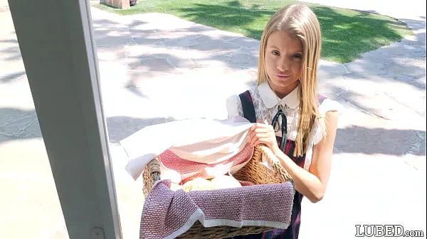 Afficher Elle a l'air si innocente et mignonne en train de vendre des biscuits dans sa petite robe ... se fait baiser et prend une bonne dose sur son joli visage adorable (Asuna Fox nouvelles vidéos