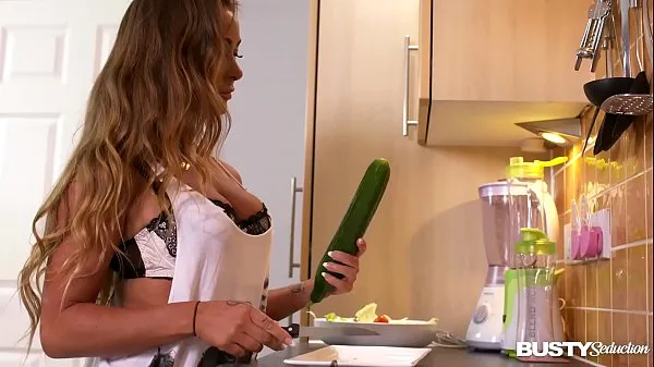 Mostrar La seducción tetona en la cocina hace que Amanda Rendall llene su rosa de verduras vídeos nuevos