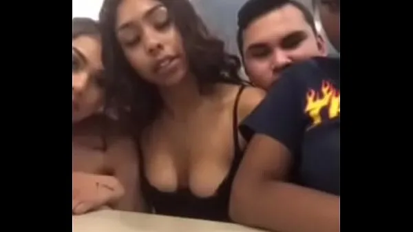 Mostrar Nuevas chicas locas mostrando sus pechos en McDonald's vídeos nuevos