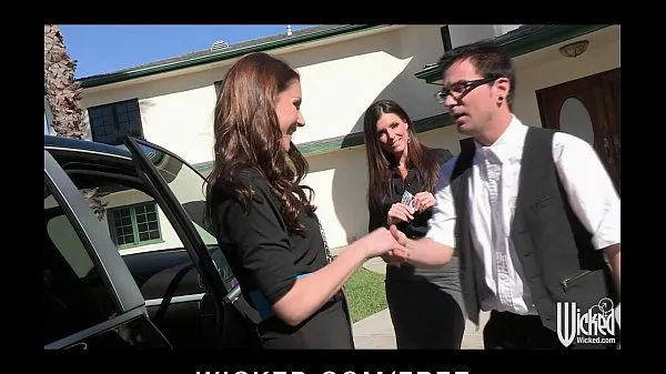 Vis Pair of sisters bribe their car salesman into a threesome ferske videoer