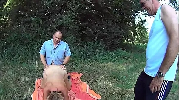 عرض Suzisoumise naked in a field مقاطع فيديو حديثة