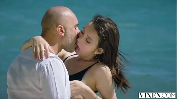 Afficher Le modèle VIXEN a un incroyable sexe passionné sur la plage nouvelles vidéos