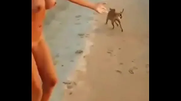 Mostra L'Argentina nuda sulla spiaggia e il cane le ruba il perizoma 2nuovi video