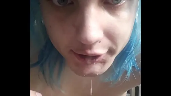 Mostra Femboy carino vomita più voltenuovi video