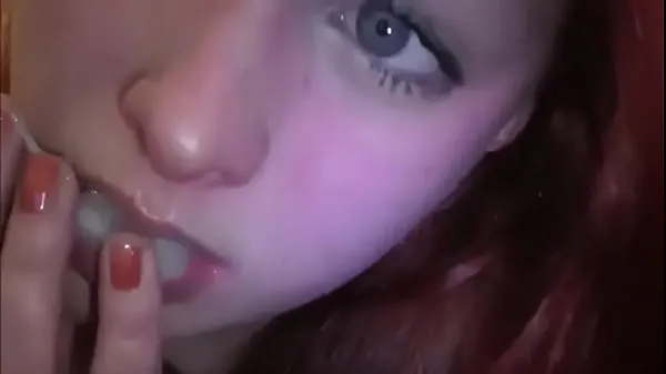 Visa Married redhead playing with cum in her mouth färska videor