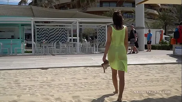 Afficher Naughty Lada se promène dans une robe transparente en public sans culotte nouvelles vidéos