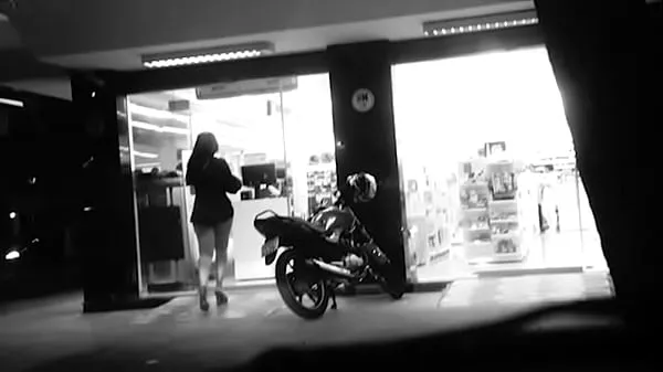 Afficher Hotwife savoure l'atmosphère de la pharmacie et le klaxon dans la voiture en train de filmer sa femme nouvelles vidéos