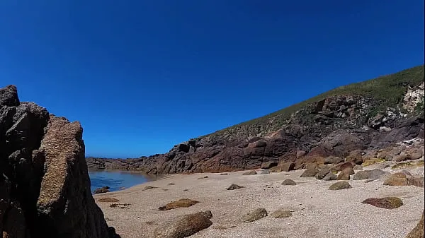 Afficher TRAVEL NUDE - Sasha Bikeyeva, une jeune fille nudiste russe sur la côte sauvage de l'océan nouvelles vidéos