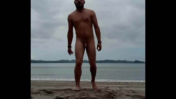 Mostrar Menino nu sozinho na praia de nudismo vídeos recentes