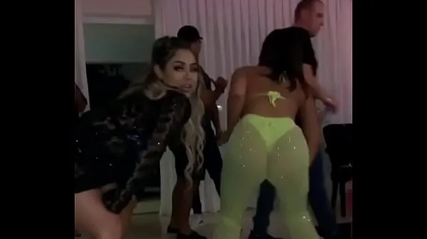 显示Anitta wiggling with neon thong新鲜视频