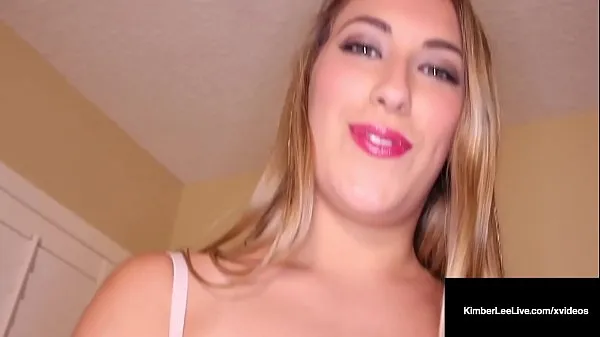 Mostrar Naughty Cock Sucker, Kimber Lee, abre su boca roja con lápiz labial y chupa la polla de su hombre, ordeñándola con su cálida boca, ¡dejando marcas rojas! Video completo y Kimber Lee Live vídeos nuevos