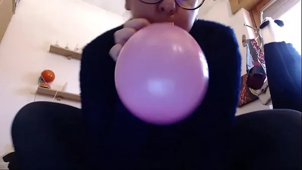 Mostra Questi palloncini colorati fanno eccitare così tanto tua madre che ci squirta sopra come non mainuovi video