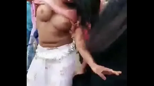 Toon HOT INDIAN STREET DANCE AND BOOBS EXPOSING nieuwe video's