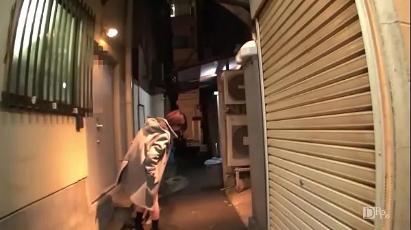 Jumping walk-Walking in the back alley at night with a remote control vibrator- 1 個の新鮮な動画を表示