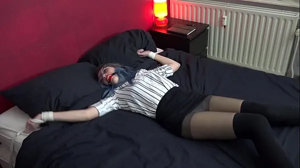 Εμφάνιση Blue haired chick put in bondage on bed φρέσκων βίντεο