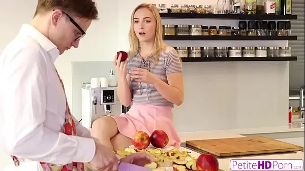Prikaži Step Sister Jenny Wild's Pussy Is Sweeter Than Apple Pie S20:E4 svežih videoposnetkov