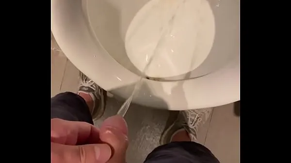 Afficher Minuscule inutile brouillard bite pipi dans toilettes nouvelles vidéos