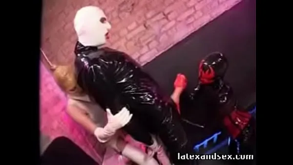 Tampilkan Latex Angel and latex demon group fetish Video segar