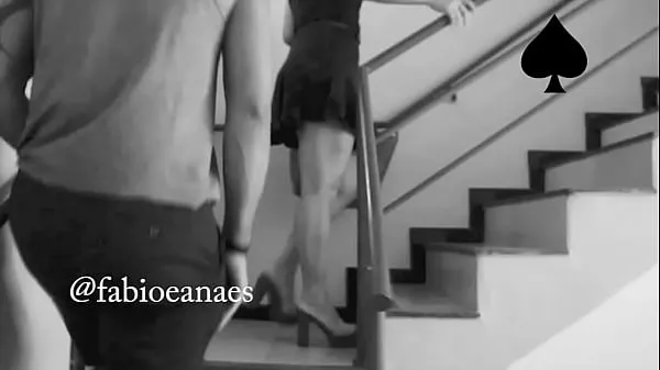 Afficher Homme noir soulevant la jupe de ma femme dans les escaliers du motel, elle était sans culotte nouvelles vidéos