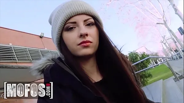Показать Итальянская тинка (Ребекка Вольпетти) трахается в задницу на публике - MOFOSсвежие видео