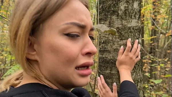 Afficher fou maniaque regardait la fille! puis il l'a baisée dans les bois (Loren fraise nouvelles vidéos