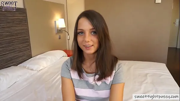 Zobrazit Teen Babe First Anal Adventure Goes Really Rough nových videí