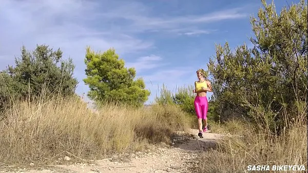 Mostrar Masturbação e esguicho ao ar livre arriscado. Bunda perfeita em leggings de spandex rosa. Garota esportiva Sasha Bikeyeva vídeos recentes