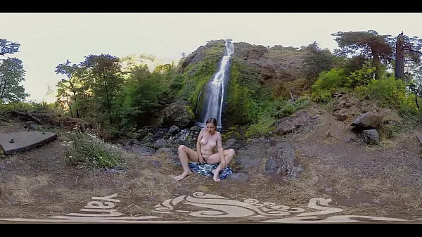 Mostra Being alone Calliope couldn't resist having some private time with her pretty pussy by this gorgeous waterfall in this hot 3D Yanks videonuovi video