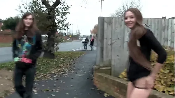 Afficher jeune fille amateur brune aux cheveux longs et mince pisse dans les lieux publics nouvelles vidéos