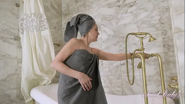 Afficher AuntJudys - L'heure du bain avec Mme Gerda, 52 ans, et son gros buisson poilu nouvelles vidéos