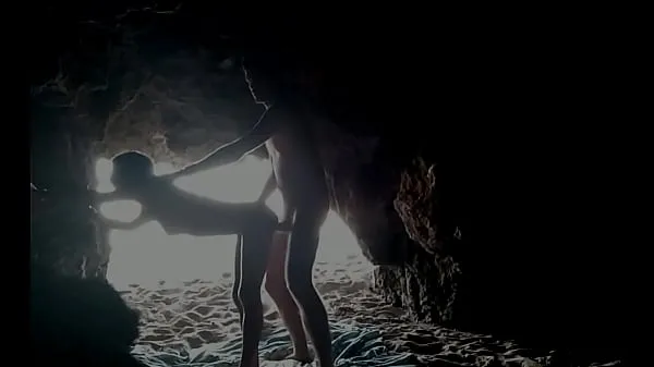 Zobraziť nové videá (At the beach, hidden inside the cave)