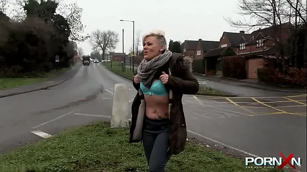 Afficher MILF blonde européenne coquine aux gros seins Bree Branning clignote ses atouts et pisse en public nouvelles vidéos