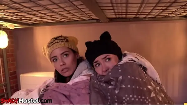 Εμφάνιση Cold euro babes fuck in hostel trio to warm up φρέσκων βίντεο